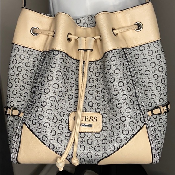 Guess -monogram -drawstring bucket bag- beige/grey - Picture 2 of 8